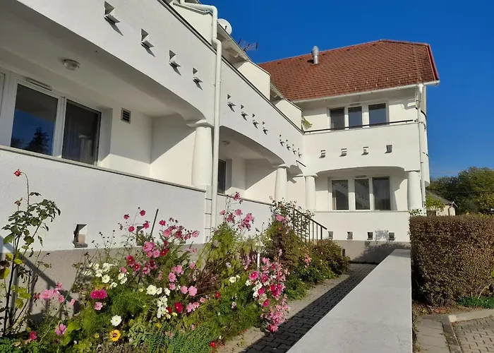 לינה וארוחת בוקר Demizson Panzio Kehidakustány